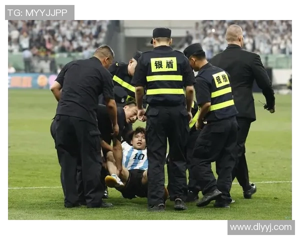 足球明星在赛场上梦游睡着的瞬间引发球迷热议